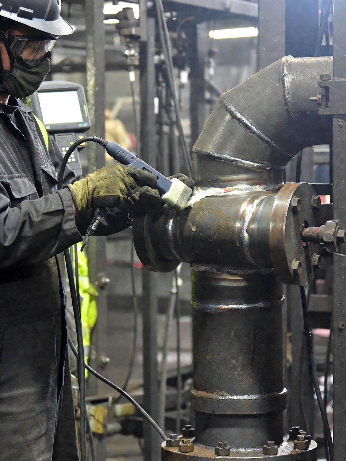 Manual ultrasonic NDT inspection on a complex welded industrial structure